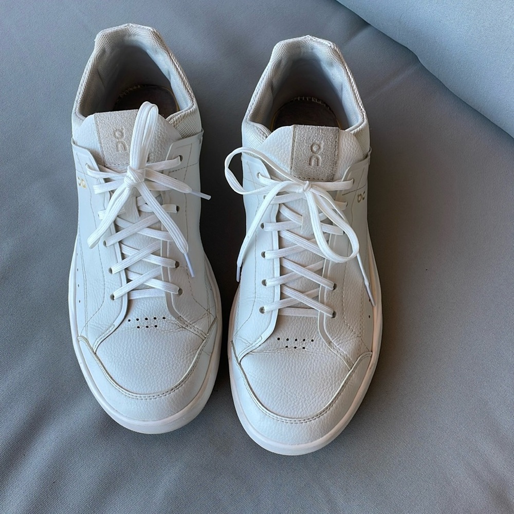 On | Women’s THE ROGER Centre Court Tennis Sneaker Ice Chalk size 10.5B